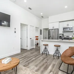 2br Spacious House In Heart Of West Holiday home
