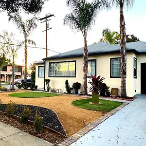  Holiday home Spacious, Private, Modern 4 Bedroom House Game United States