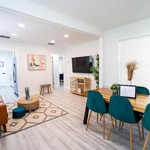 Homey Cozy Newly Renovated Stylish&chic 7 Guests Holiday home